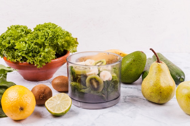 Foto gratuita diferentes frutas para ensalada saludable.