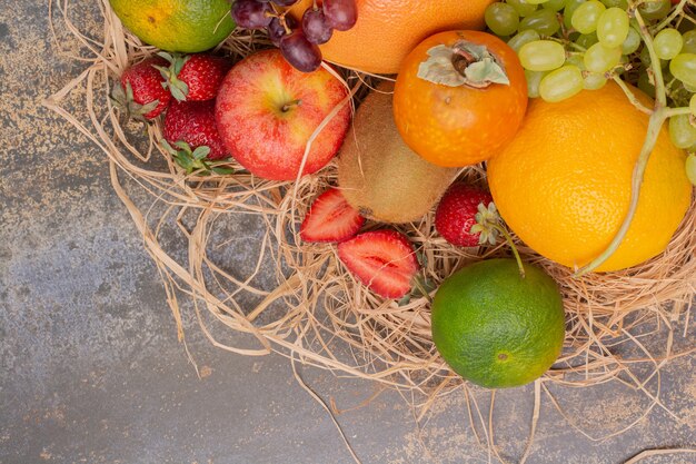 Diferentes frutas frescas en superficie de mármol