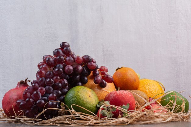 Diferentes frutas frescas en superficie de mármol