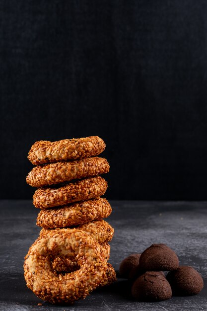 Diferentes galletas en la mesa oscura