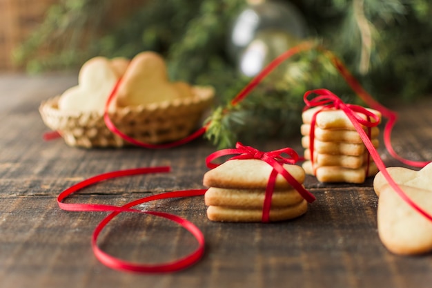 Diferentes galletas en la mesa.