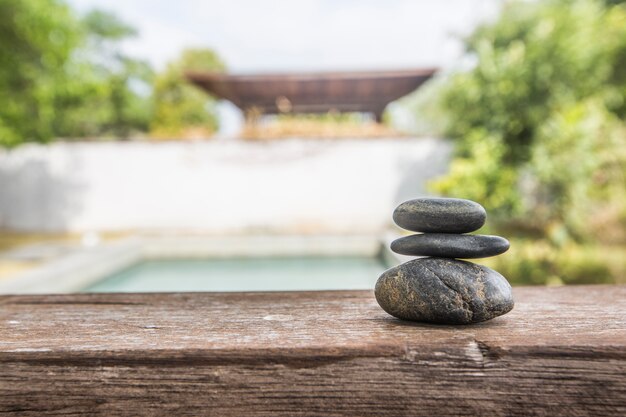 Diferentes guijarros están de pie sucesivamente cerca de la piscina