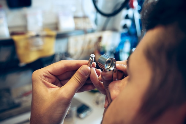 Diferentes herramientas de orfebrería en el lugar de trabajo de joyería. Joyero en el trabajo en joyería.