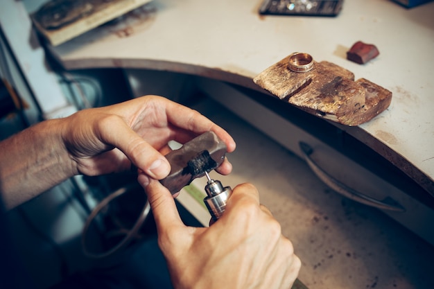 Diferentes herramientas de orfebrería en el lugar de trabajo de joyería. Joyero en el trabajo en joyería.