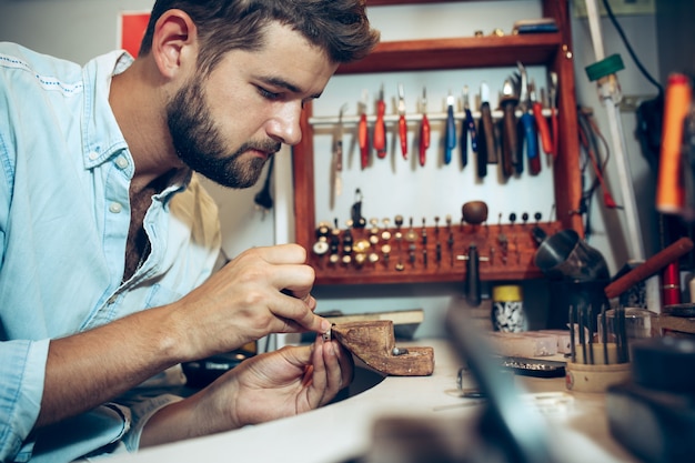 Diferentes herramientas de orfebrería en el lugar de trabajo de joyería. Joyero en el trabajo en joyería.