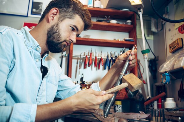 Diferentes herramientas de orfebrería en el lugar de trabajo de joyería. Joyero en el trabajo en joyería.