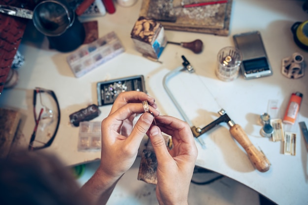 Diferentes herramientas de orfebrería en el lugar de trabajo de joyería. Joyero en el trabajo en joyería.