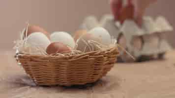 Foto gratuita diferentes huevos en la cesta huevos ecológicos de granja pequeña