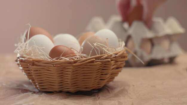 Diferentes huevos en la cesta Huevos ecológicos de granja pequeña