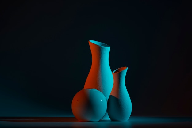Diferentes jarrones modernos con luz azul y roja.