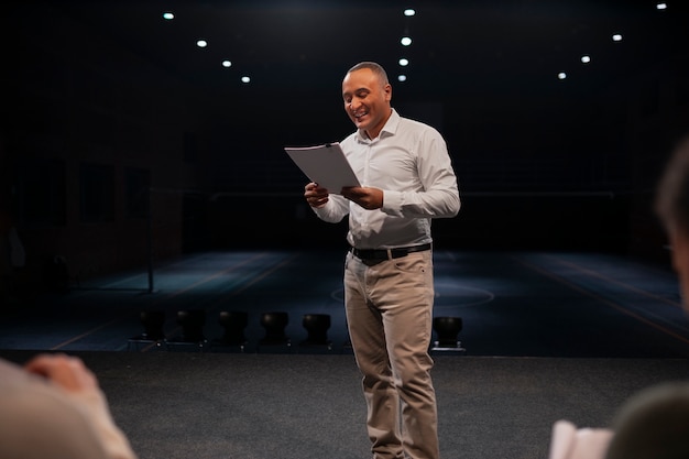 Diferentes momentos de la clase de teatro