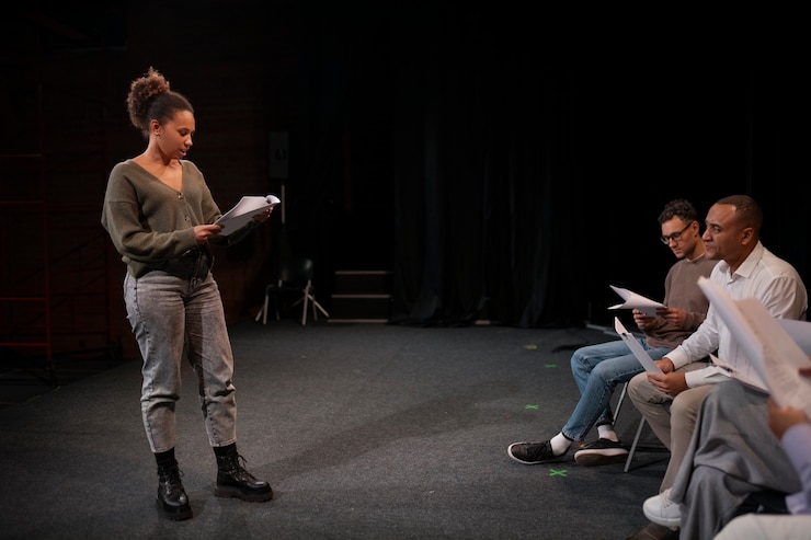 Foto gratuito diferentes momentos de la clase de teatro