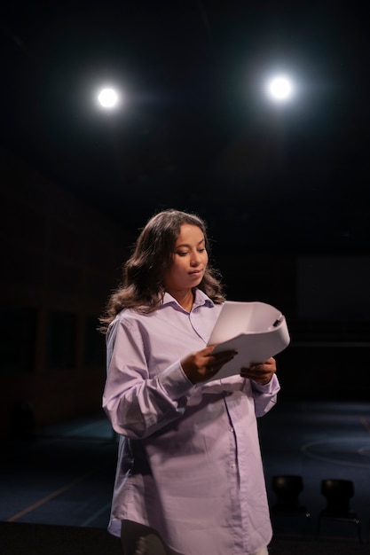 Foto gratuita diferentes momentos de la clase de teatro