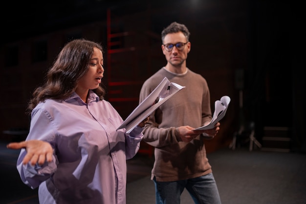 Foto gratuita diferentes momentos de la clase de teatro