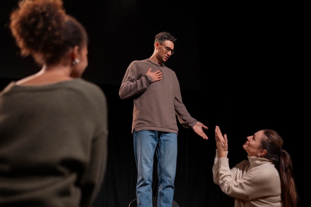 Foto gratuita diferentes momentos de la clase de teatro