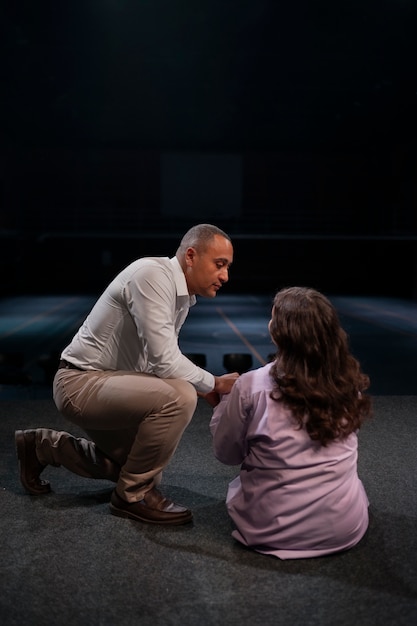 Foto gratuita diferentes momentos de la clase de teatro