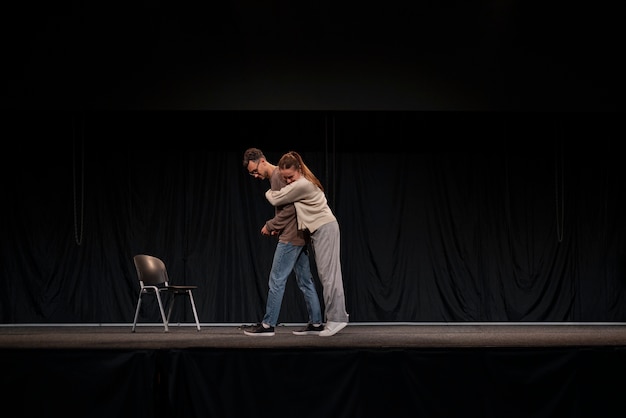 Diferentes momentos de la clase de teatro