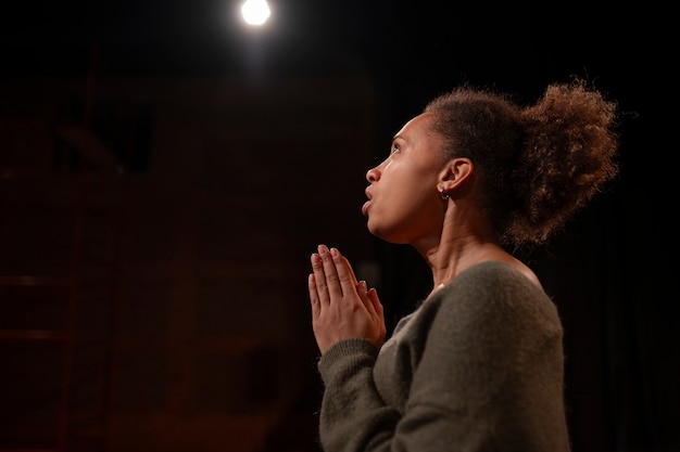 Foto gratuita diferentes momentos de la clase de teatro