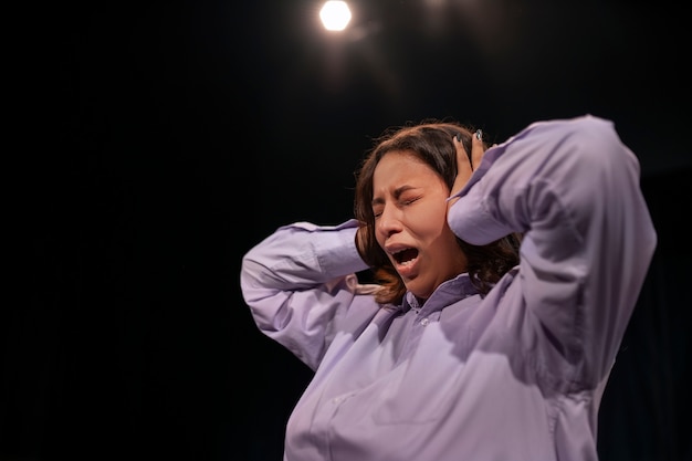 Foto gratuita diferentes momentos de la clase de teatro