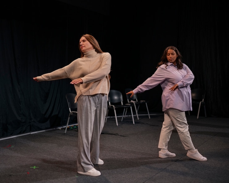Foto gratuito diferentes momentos de la clase de teatro