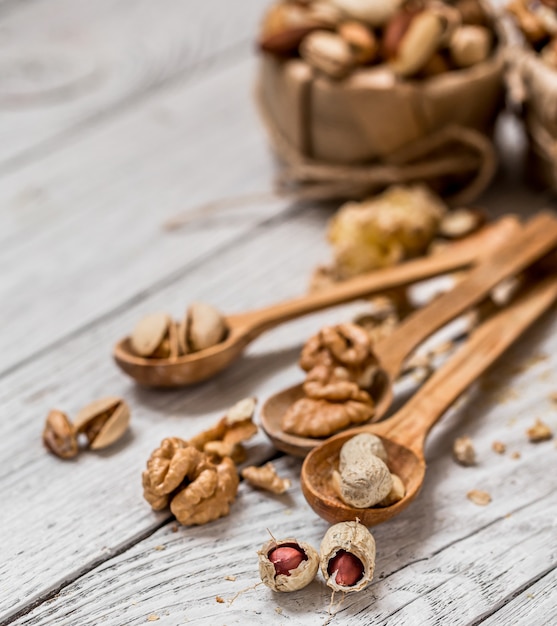 diferentes nueces en platos