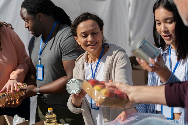 Diferentes personas haciendo trabajo voluntario con comida.