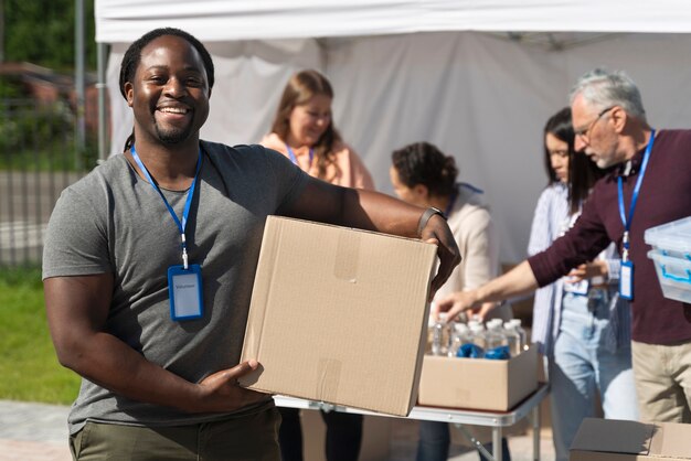 Diferentes personas haciendo trabajo voluntario con comida.