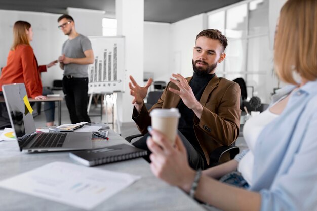 Diferentes personas intercambiando ideas en una reunión de trabajo.