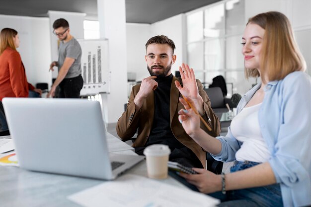 Diferentes personas intercambiando ideas en una reunión de trabajo.