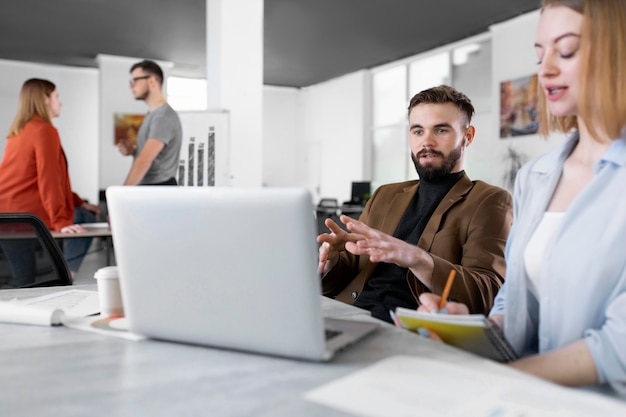 Diferentes personas intercambiando ideas en una reunión de trabajo.