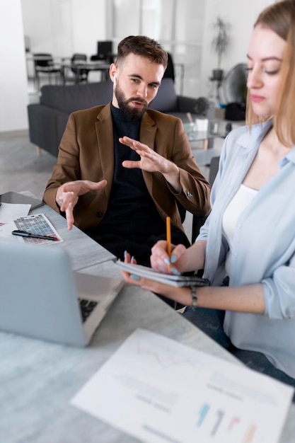 Diferentes personas intercambiando ideas en una reunión de trabajo.