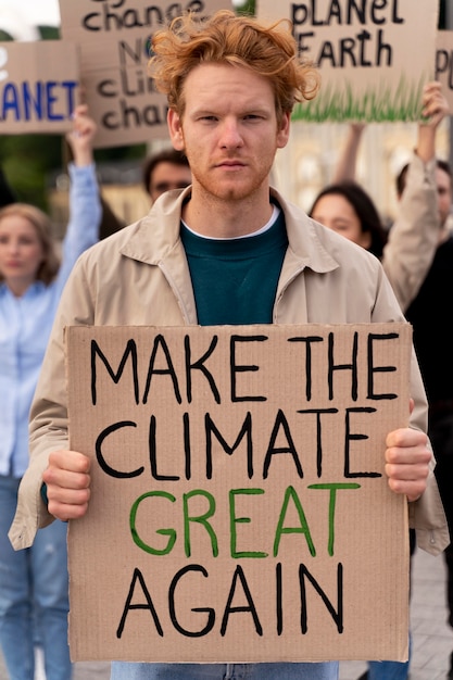 Foto gratuita diferentes personas marchando en protesta contra la guerra global.