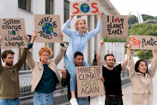 Diferentes personas protestando juntas por el calentamiento global.