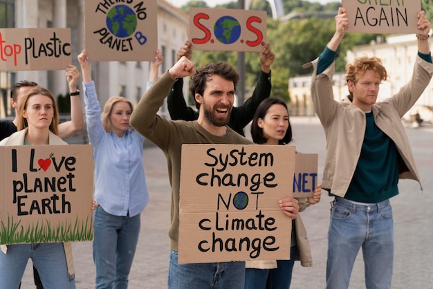 Foto gratuita diferentes personas uniéndose a una protesta por el calentamiento global.