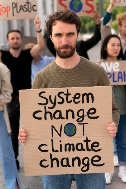 Foto gratuita diferentes personas uniéndose a una protesta por el calentamiento global.