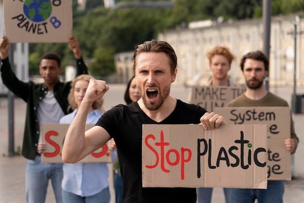 Diferentes personas uniéndose a una protesta por el calentamiento global.