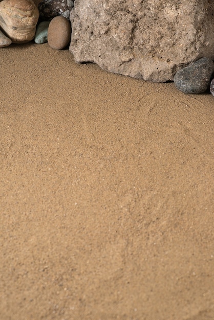 Diferentes piedras en la arena muerte naturaleza