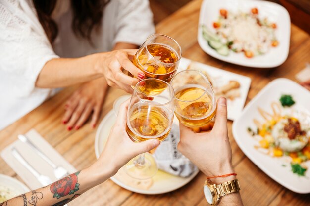 Diferentes platos de comida y cerveza