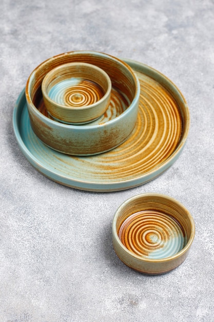 Diferentes platos y cuencos vacíos de cerámica.