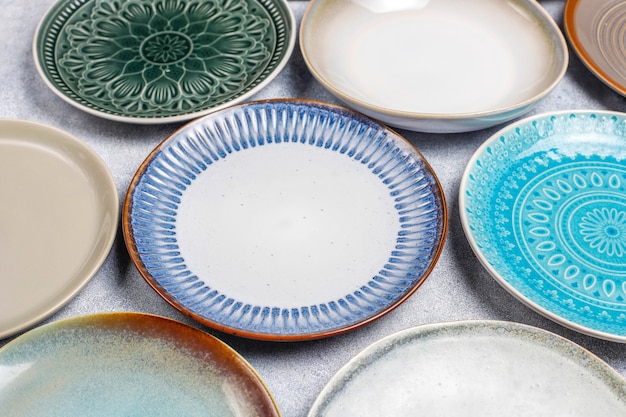 Diferentes platos y cuencos vacíos de cerámica.
