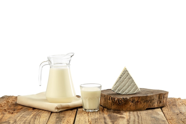 Diferentes productos lácteos, queso, crema, leche en mesa de madera y pared blanca. Alimentación y estilo de vida saludables, nutrición natural orgánica, dieta. Alimentos y bebidas deliciosas.