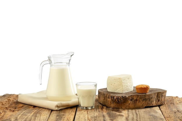 Diferentes productos lácteos, queso, crema, leche en mesa de madera y pared blanca. Alimentación y estilo de vida saludables, nutrición natural orgánica, dieta. Alimentos y bebidas deliciosas.