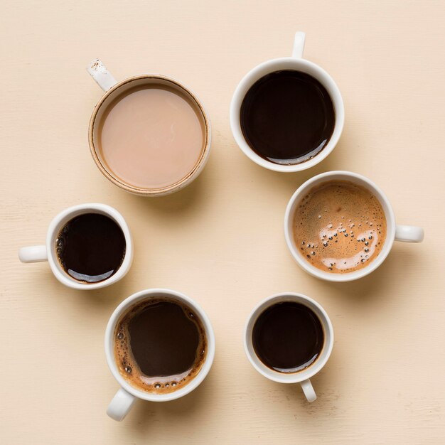 Diferentes tazas de surtido de café.