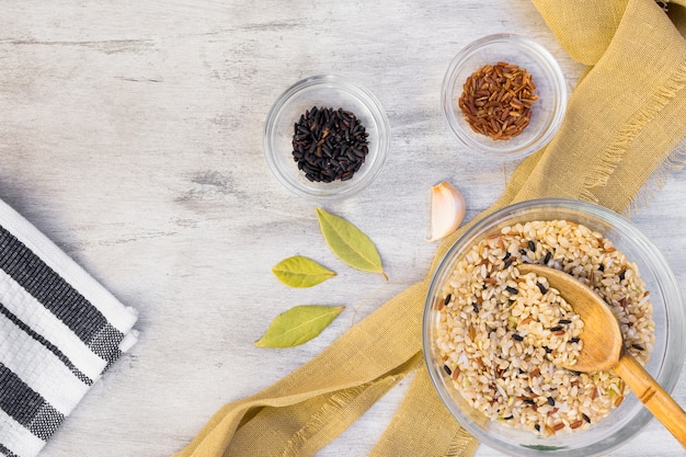 Foto gratuita diferentes tipos de arroz en cuencos de vidrio en mesa de luz