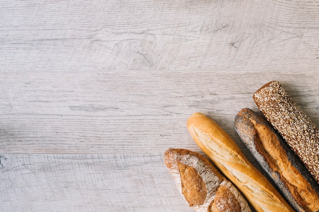 Diferentes tipos de baguettes sobre fondo con textura de madera