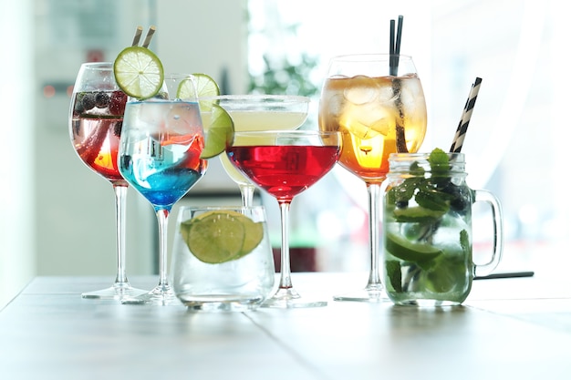 Foto gratuita diferentes tipos de cocteles.