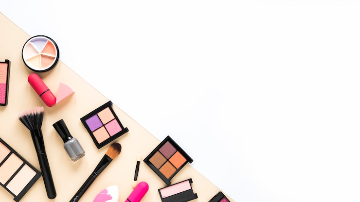 Foto gratuito diferentes tipos de cosméticos esparcidos sobre la mesa.