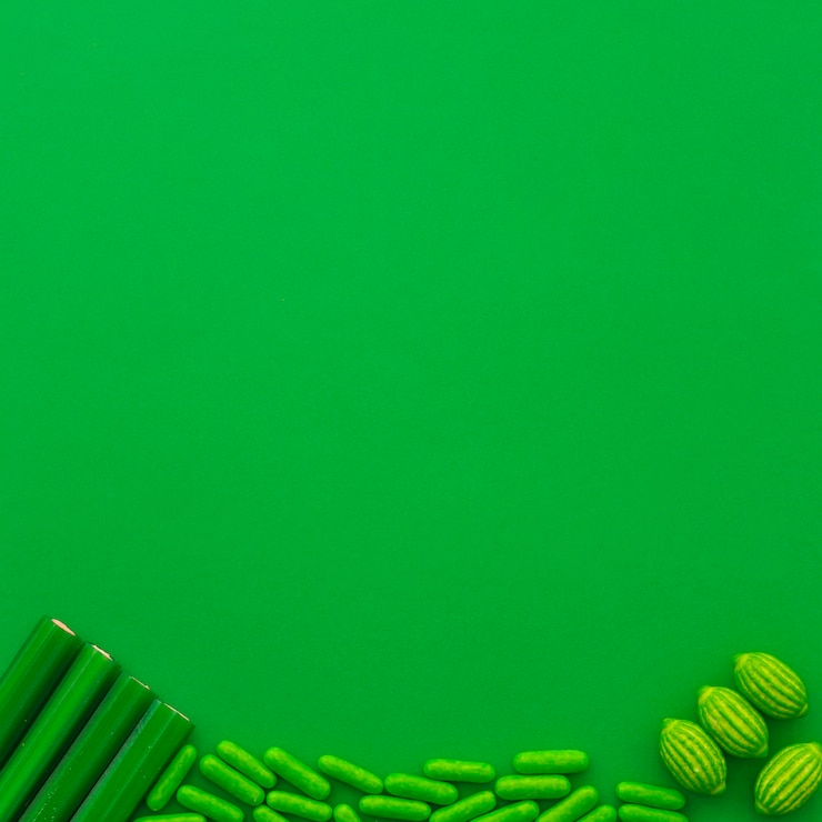 Foto gratuito diferentes tipos de dulces en la parte inferior de fondo verde