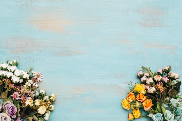 Diferentes tipos de flores con fondo azul vintage.