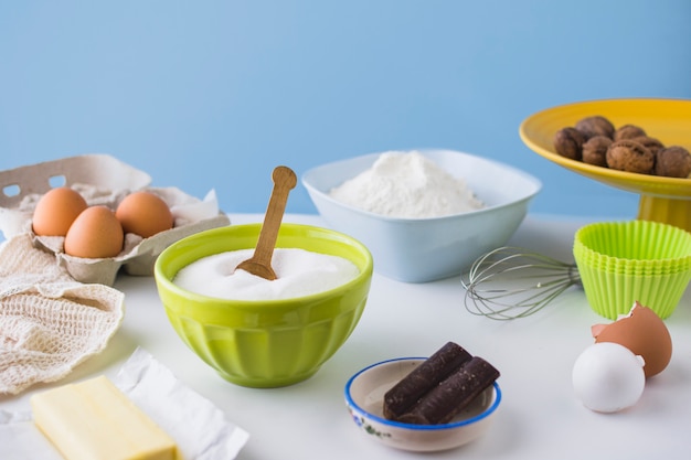 Diferentes tipos de ingredientes para hacer pastel en mesa.